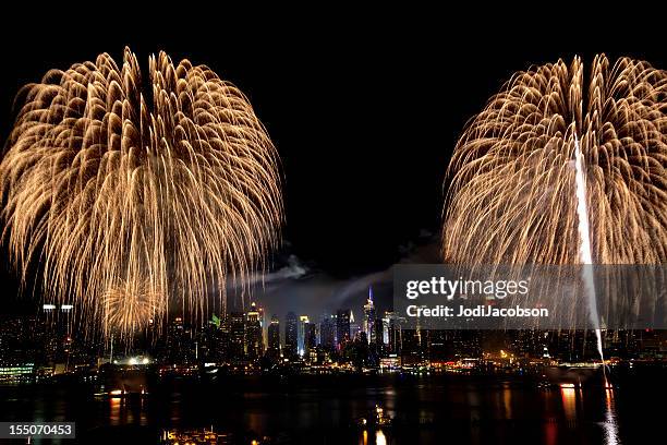 new york city syncronized fireworks - new years eve new york city stock pictures, royalty-free photos & images