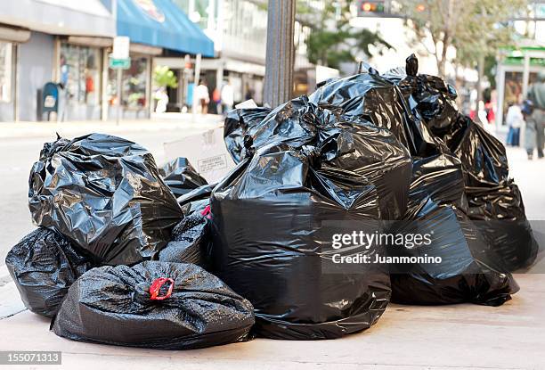bolsas de plástico completo de basura - bolsa de la basura fotografías e imágenes de stock