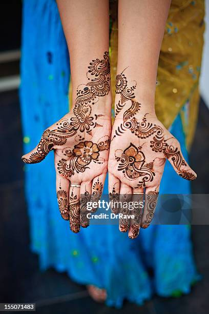 henna on both hands of indian woman wearing sari - henna stockfoto's en -beelden