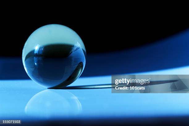 crystal ball - glazen bol stockfoto's en -beelden