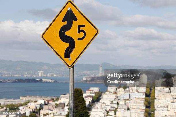 curve low-ampel in der nähe der san francisco lombard street - lombard street san francisco stock-fotos und bilder