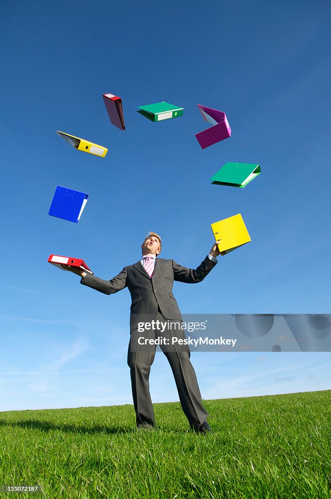 Homme d'affaires avec les fichiers de jongleur dossier classeurs à vide Meadow