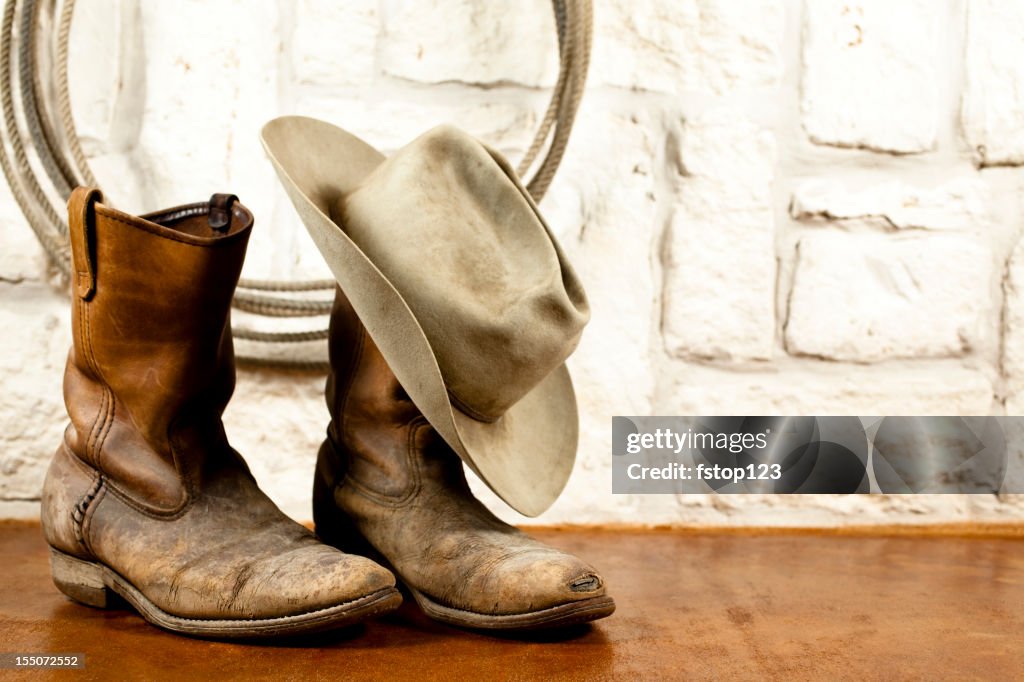 Botas de vaquero y sombrero. Arenisca fondo de Austin