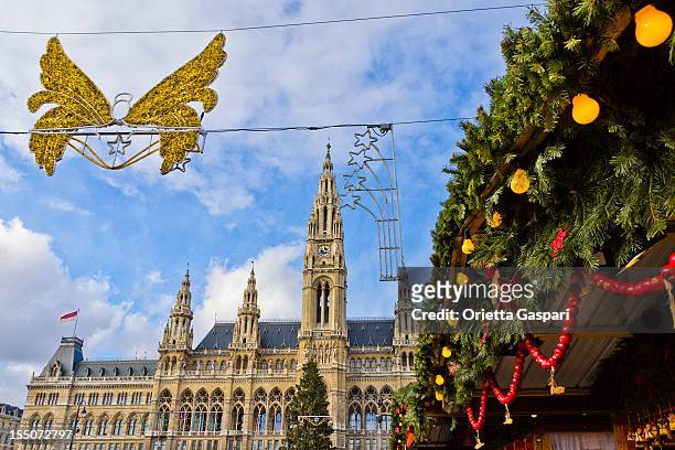 weihnachtsdekoration im wiener rathaus - vienna city hall stock-fotos und bilder