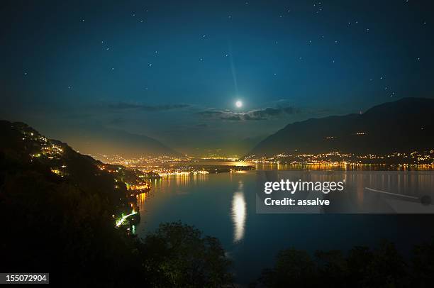luna llena sobre el lago mayor en suiza - locarno fotografías e imágenes de stock