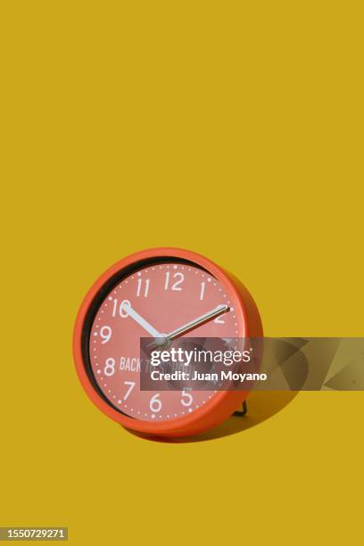 back to school in a pink clock - minutenwijzer stockfoto's en -beelden