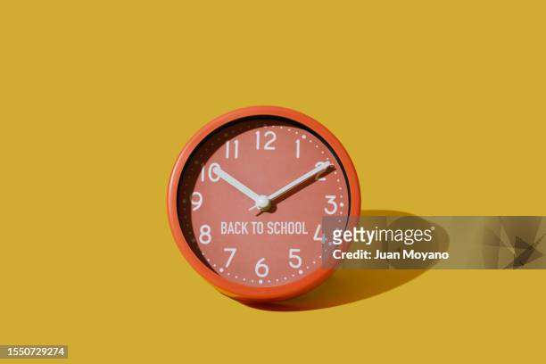 clock with the text back to school - analog clock imagens e fotografias de stock