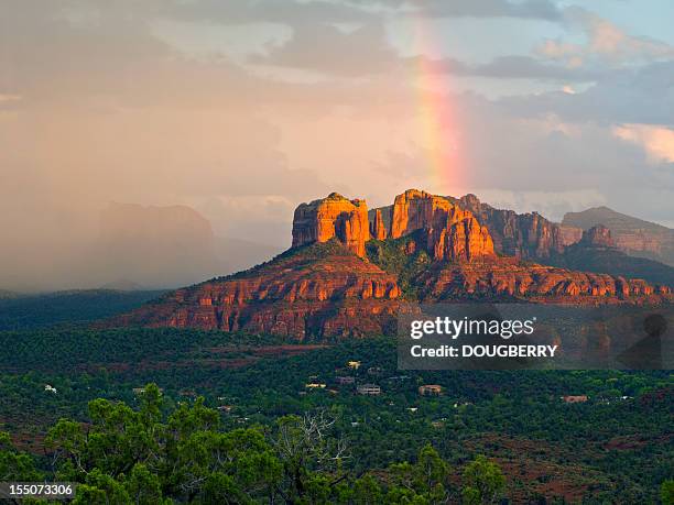 arco iris sobre paisaje de arizona - landscap with rainbow fotografías e imágenes de stock