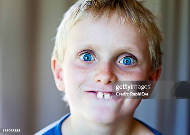 loira 8 anos de idade menino faz engraçado pernalonga rosto - buck teeth - fotografias e filmes do acervo