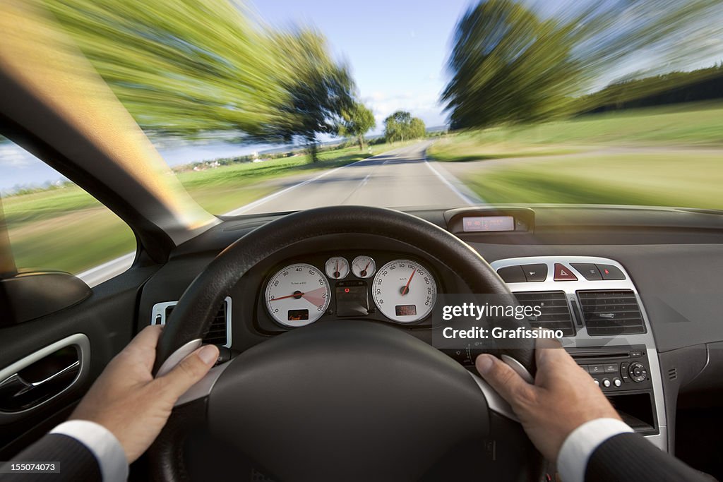 Car cabriolet interior con hombre en traje de conducción rápida