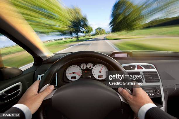 carro cabriolet interior com homem de terno dirigindo rápido - velocímetro - fotografias e filmes do acervo