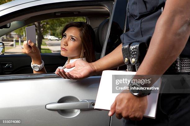 police officer taking driver's license - rijbewijs stockfoto's en -beelden