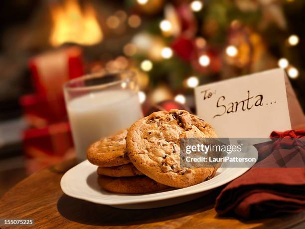 kekse und milch für santa - weichzeichner stock-fotos und bilder