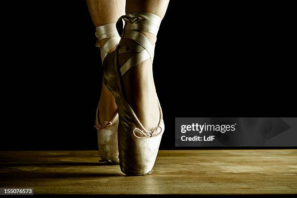 dancer en pointe, close up on stage - ballerina feet stockfoto's en -beelden