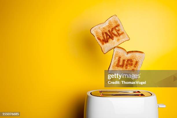 jumping toast brot – freuen sie sich! - aufwachen stock-fotos und bilder