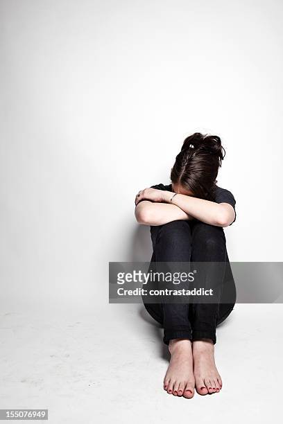 ein deprimierter junge frau in schwarz liegt, verstecken gesicht - fatigue full body stock-fotos und bilder