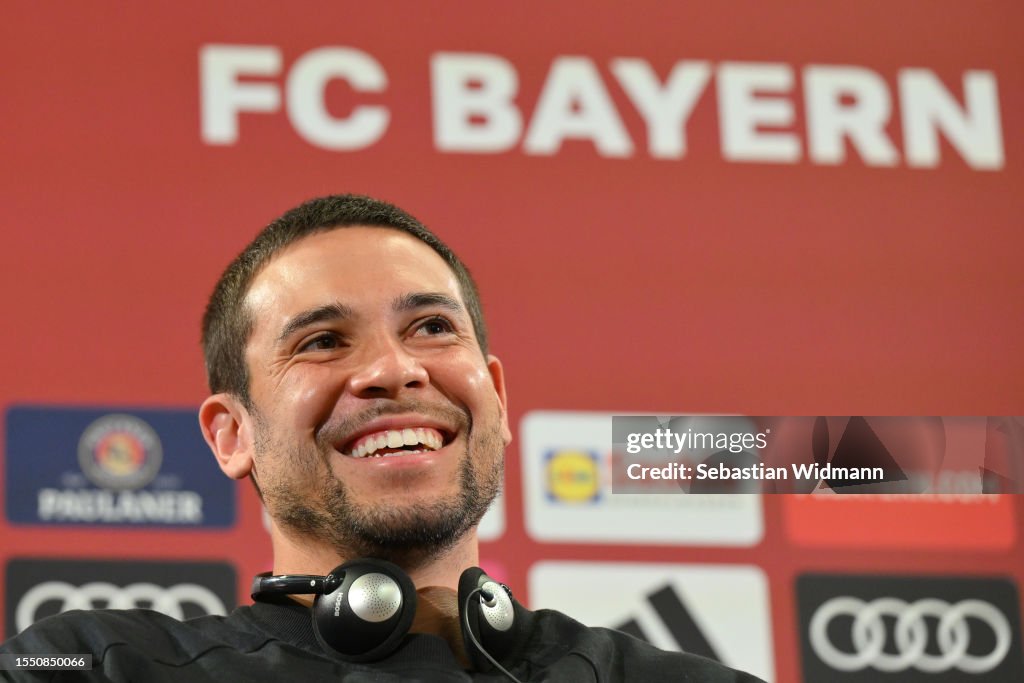 Raphael Guerreiro of FC Bayern München smiles during a press... News ...