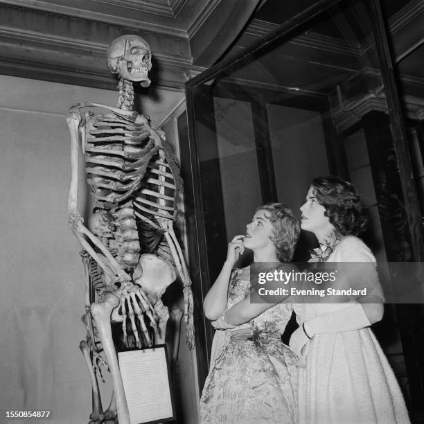 British actresses Jean Aubrey and Diane Aubrey viewing the skeleton of Charles Byrne, also known as the 'Irish Giant', at the Hunterian Museum in...