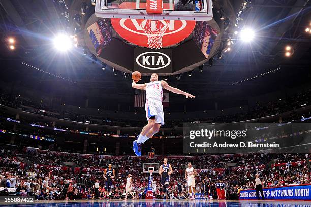 Blake Griffin of the Los Angeles Clippers dunks against the Memphis Grizzlies at Staples Center on October 31, 2012 in Los Angeles, California. NOTE...