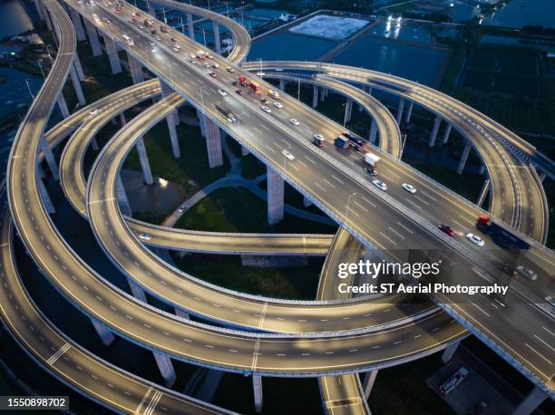 vista ad alto angolo del ponte sul cavalcavia di notte - viaduct foto e immagini stock