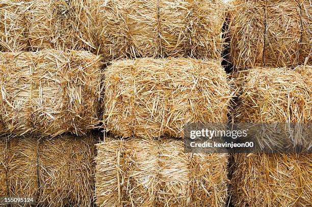 gestapelte stroh hay bails - straw stock-fotos und bilder