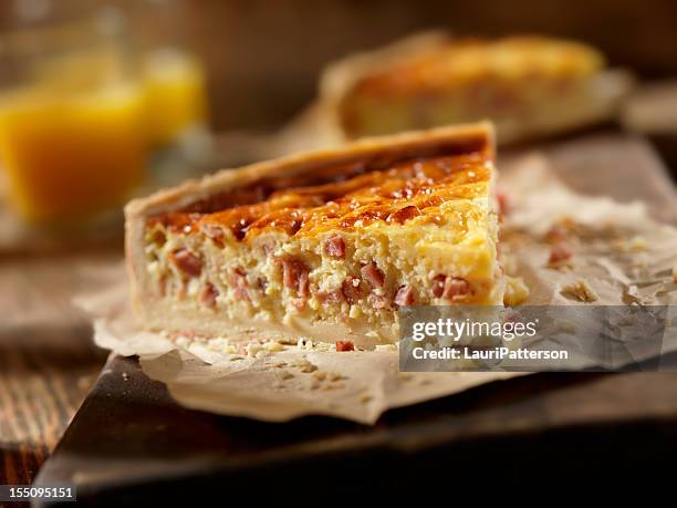 schinken und käse-quiche mit orange saft - pastetengericht stock-fotos und bilder