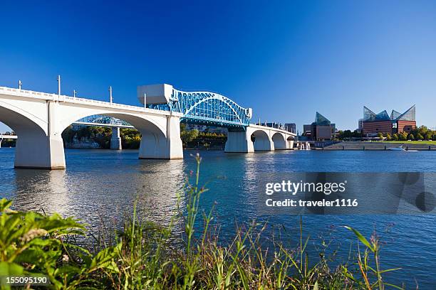 market street bridge in chattanooga, tennesee, usa - chattanooga tennessee stock pictures, royalty-free photos & images