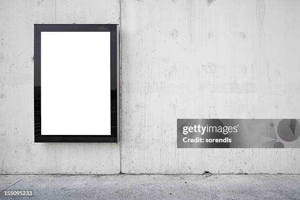 eine leere plakat an einer wand. - poster wall stock-fotos und bilder