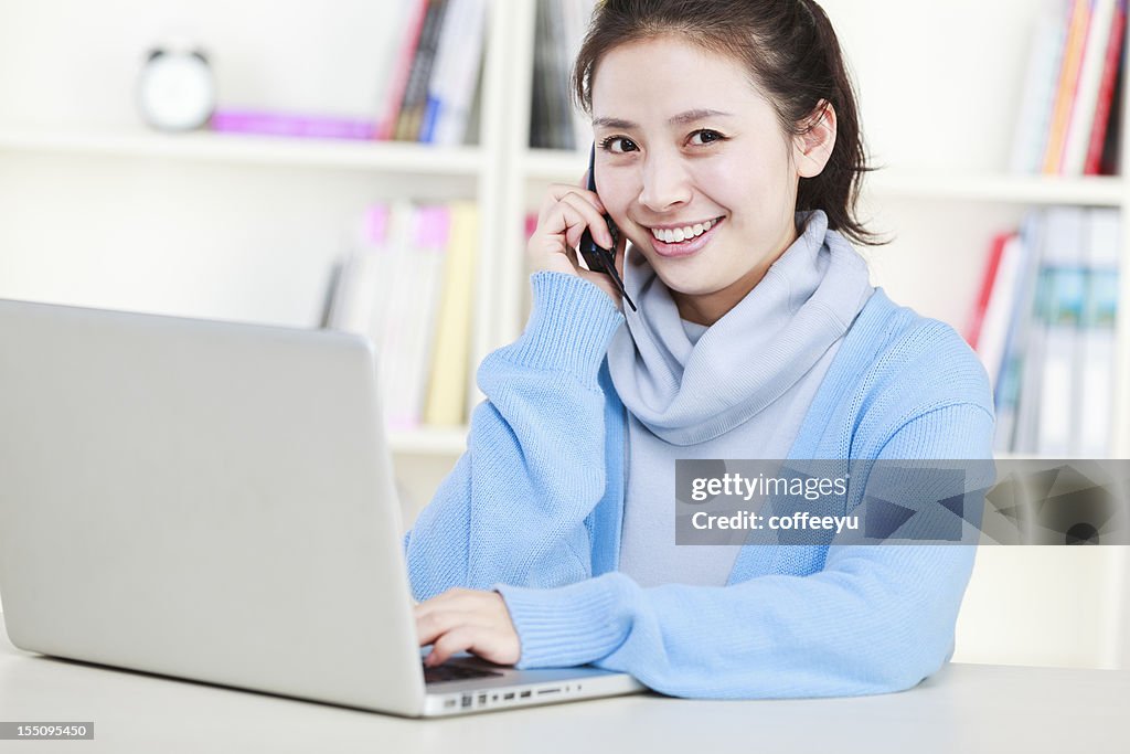 若いアジアの女性、ノートパソコン