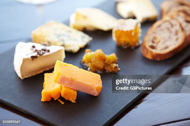 fancy käseplatte mit brot und honig ",deseo queso placa con pan y miel" - käseplatte stock-fotos und bilder