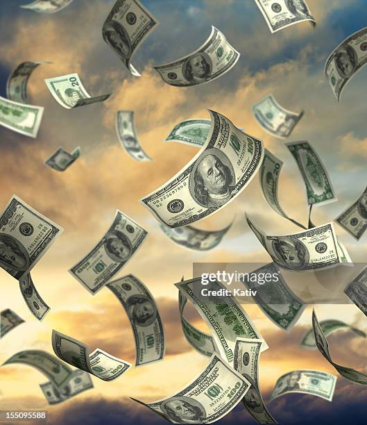 geld fallen vom himmel - 100 dollar bill wallpaper stock-fotos und bilder