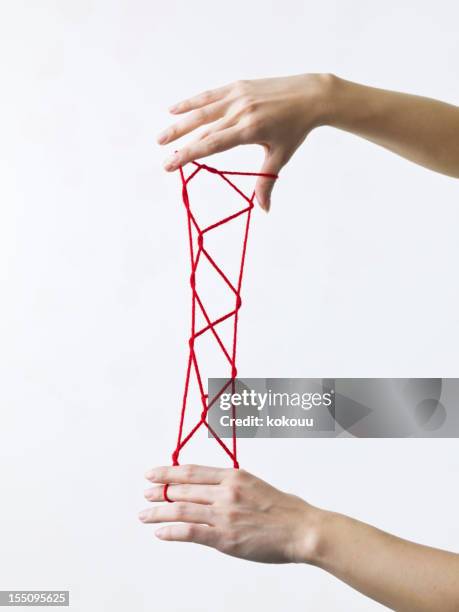 cats cradle - rode draad stockfoto's en -beelden