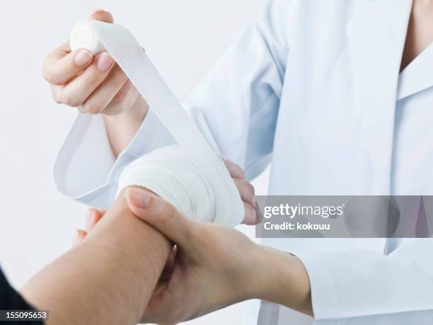 anwenden einer bandage - wundverband stock-fotos und bilder