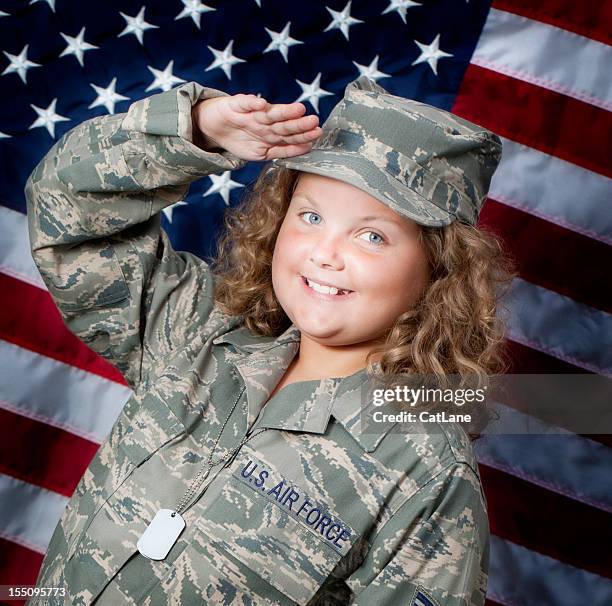 若い女の子敬礼愛国心 - camouflaged cat ストックフォトと画像