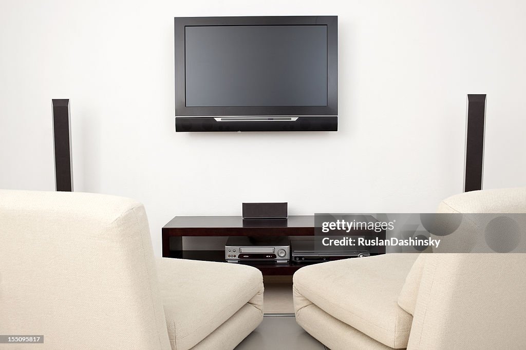 La moderna sala de estar con televisor con pantalla de plasma de pared