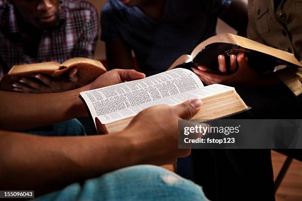 jovens adultos em uma bíblia de leitura. - igreja - fotografias e filmes do acervo