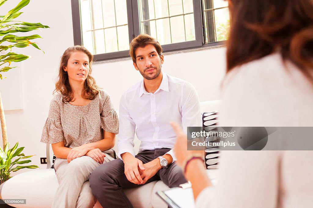 Paar sprechen mit ihrem Psychologe/Psychologin