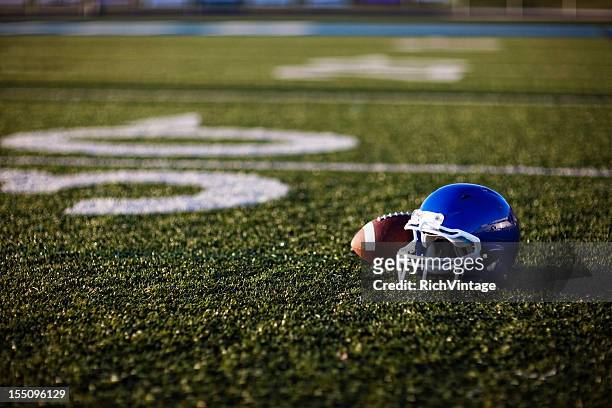 american football helmet - football helmet stockfoto's en -beelden
