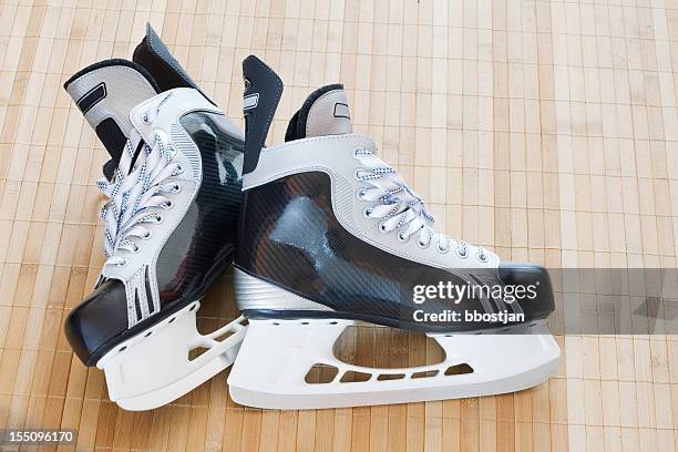 hockey pattini da ghiaccio - hockey skates foto e immagini stock
