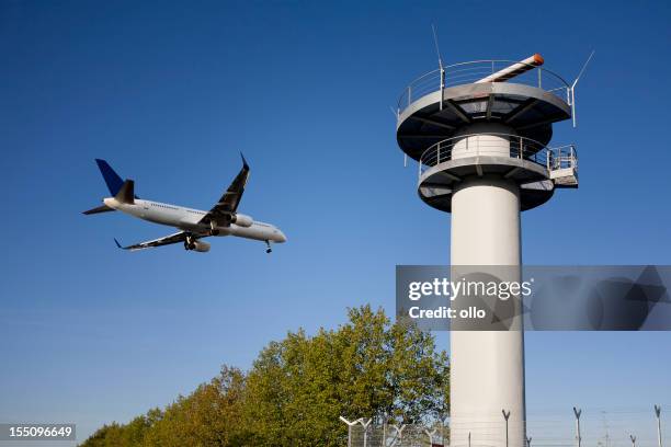 radar station und flugzeug - frankfurter flughafen stock-fotos und bilder