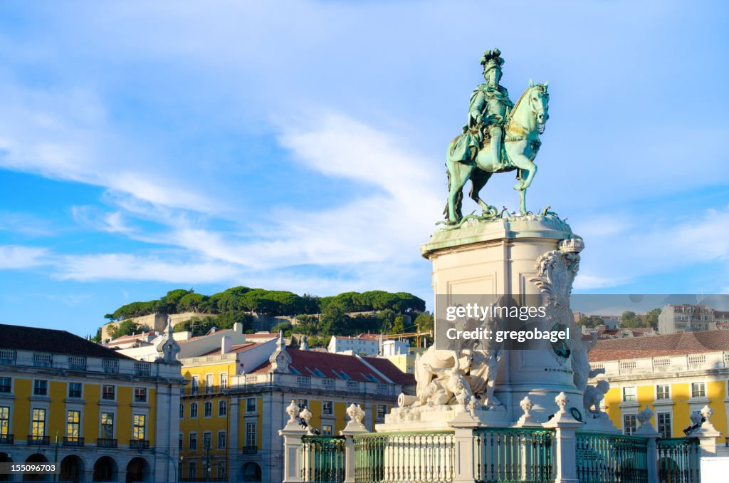 José me King estatua en Praça hacer Comércio en Lisboa