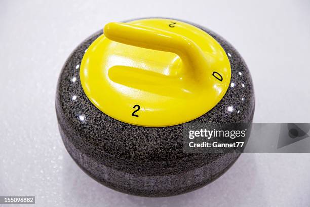 curling stone on ice - curlingsteen stockfoto's en -beelden
