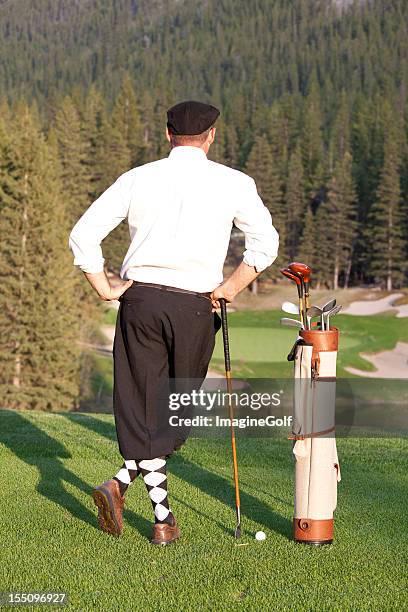 golfista vintage con pantalones de media pierna - banff springs golf course fotografías e imágenes de stock