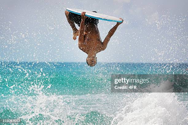 esegue un backflip giù da surfista - fare le capriole all'indietro foto e immagini stock