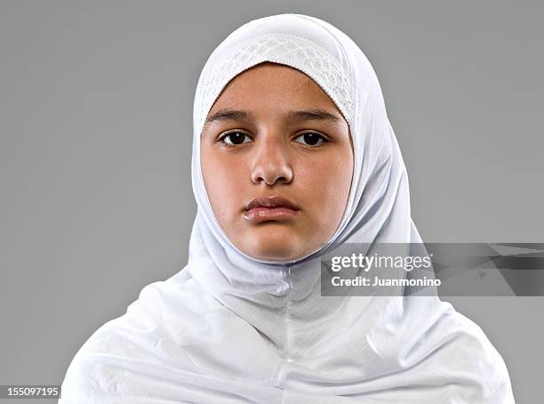 oriente medio adolescente (gente real - iranian girl fotografías e imágenes de stock