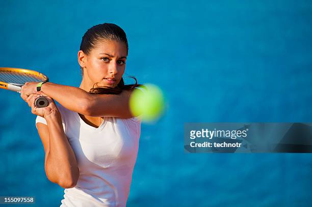 schöne junge frau spielt tennis - tennis stock-fotos und bilder