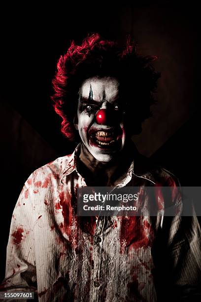 killer clown mit bösen lächeln - clown stock-fotos und bilder