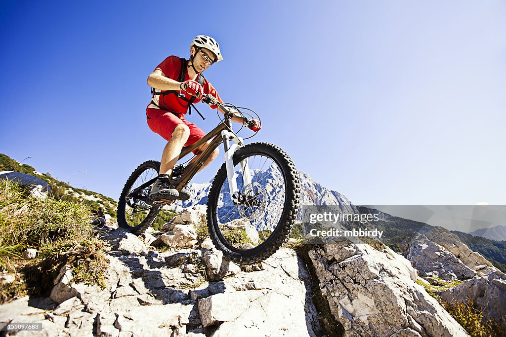 Mountainbiker auf steilen Wanderweg