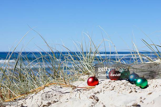weihnachtsdekoration auf den strand - christmas australia stock-fotos und bilder