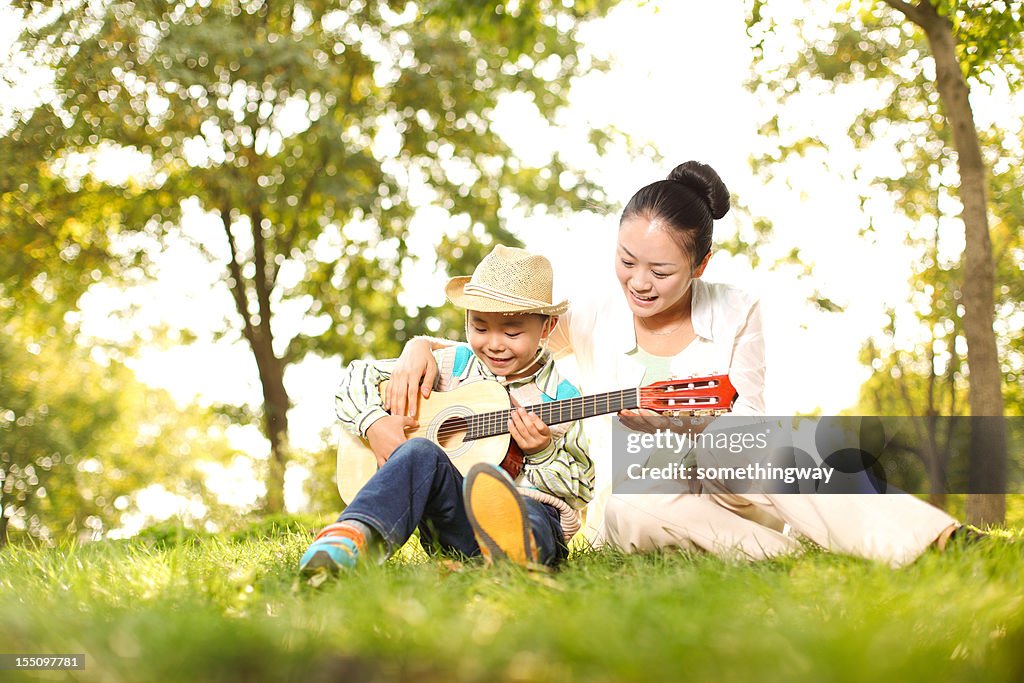 母と息子がギターの公園